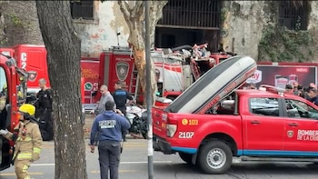 Un camión de Bomberos chocó contra la vieja cárcel de Caseros y hay varias personas heridas