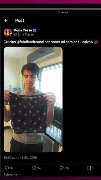 Captura de pantalla de una publicación en X donde un hombre sostiene unos calzoncillos oscuros con estampado repetido