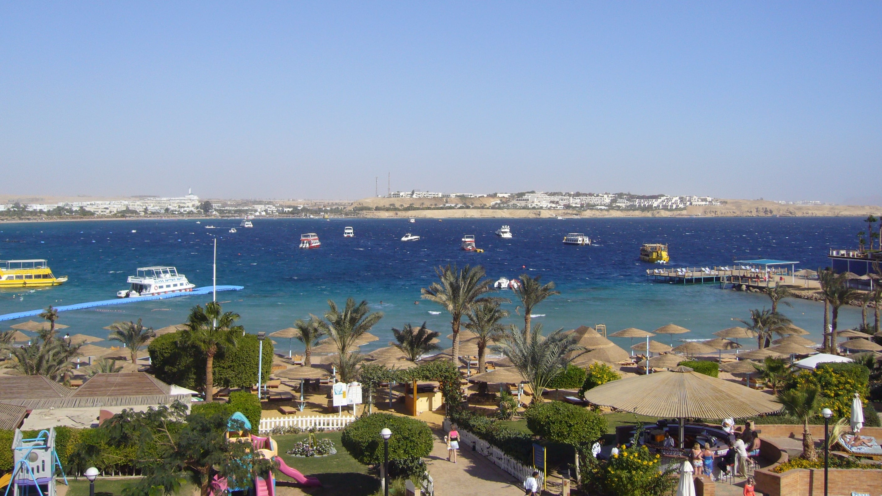Sharm el-Sheikh, sobre el mar Rojo en Egipto, combina clima desértico y aguas cálidas que rondan los 28 ℃ en julio y 29,3 ℃ en agosto (Wikimedia Commons)