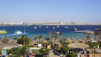 Sharm el-Sheikh, sobre el mar Rojo en Egipto, combina clima desértico y aguas cálidas que rondan los 28 ℃ en julio y 29,3 ℃ en agosto (Wikimedia Commons)