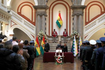 Posteriormente, Áñez juramentó a los