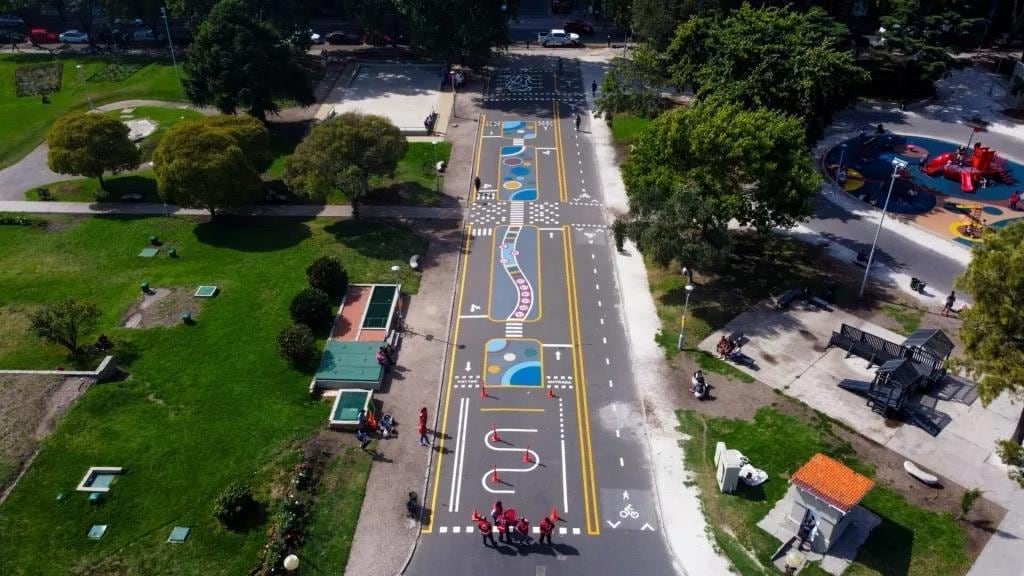 Una pista de educación vial con señalización y personas que la transitan se desarrolla en un parque de Mar del Plata, como parte del Plan de Padrinazgo.