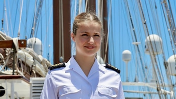 La Princesa Leonor sorprende en el Mar Menor al competir en una regata con sus compañeros de la Academia del Aire