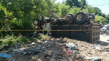 El accidente en el bulevar Constitución dejó lesionado a un motociclista que estaba estacionado y fue trasladado a un centro asistencial. (Foto cortesía Cruz Verde)
