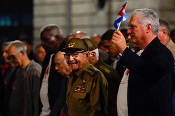 El exdictador cubano Raúl Castro y el actual dictador Miguel Díaz-Canel asisten a la Marcha de las Antorchas, que se celebra anualmente en conmemoración del aniversario del nacimiento del héroe de la independencia cubana José Martí, en La Habana, Cuba, el 27 de enero de 2025. REUTERS/Norlys Pérez