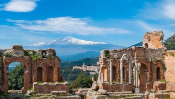 El pueblo siciliano que parece sacado de una película: combina ruinas antiguas, playas turquesas y paisajes volcánicos