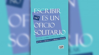 Portada de libro celeste con el título Escribir no es un oficio solitario y los nombres de las autoras Rocío Cortina y Gabriela Mayer.