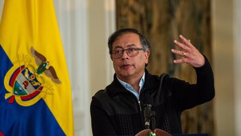 Gustavo Petro, con mención de