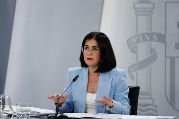 La ministra de Sanidad, Carolina Darias, durante la rueda de prensa ofrecida al término del Consejo de ministros, este martes en Moncloa. EFE/Javier Lizón