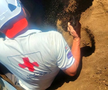 Un rescatista de Cruz Verde Salvadoreña trabaja en el lugar donde tres obreros quedaron soterrados durante un accidente laboral en Antiguo Cuscatlán (Cortesía: Cruz Roja Salvadoreña).