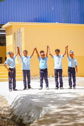 Luis Abinader encabezó la apertura del año escolar en Santo Domingo Este junto al ministro de Educación, Luis Miguel De Camps. (Foto cortesía Ministro de Educación)