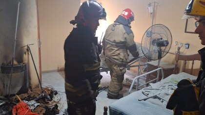 Incendio en un geriátrico de Córdoba: 29 evacuados y dos intoxicados con monóxido de carbono