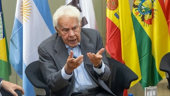 Felipe González en un acto recogiendo el premio Ana Frank