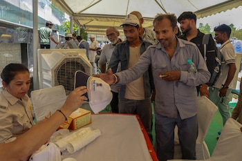 Nueva Delhi recurre a carpas climatizadas para combatir su día más caluroso con 45 grados