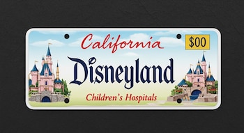 Una placa de California con el castillo de Disneyland, las palabras "Disneyland" y "Children's Hospitals", y "California" en rojo, sobre un fondo de cielo y césped.