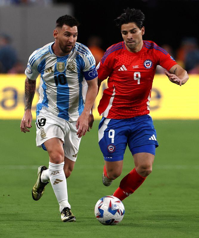Lionel Messi en acción con la camiseta de la selección argentina ante su par de Chile en la Copa América de Estados Unidos 2024 (REUTERS/Agustin Marcarian)
