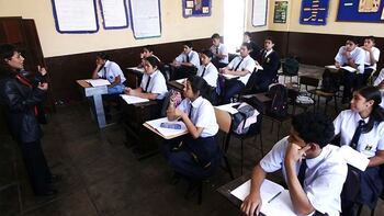 Un grupo de escolares en la región Arequipa recibe una clase.