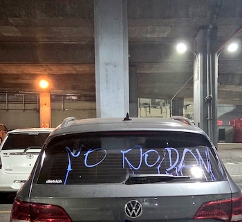 También fueron dañados vehículos que