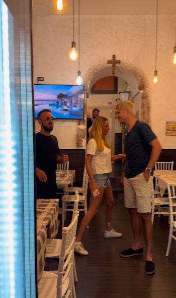 Álvaro Morata y Alice Campello en una pizzería de Nápoles (Instagram)