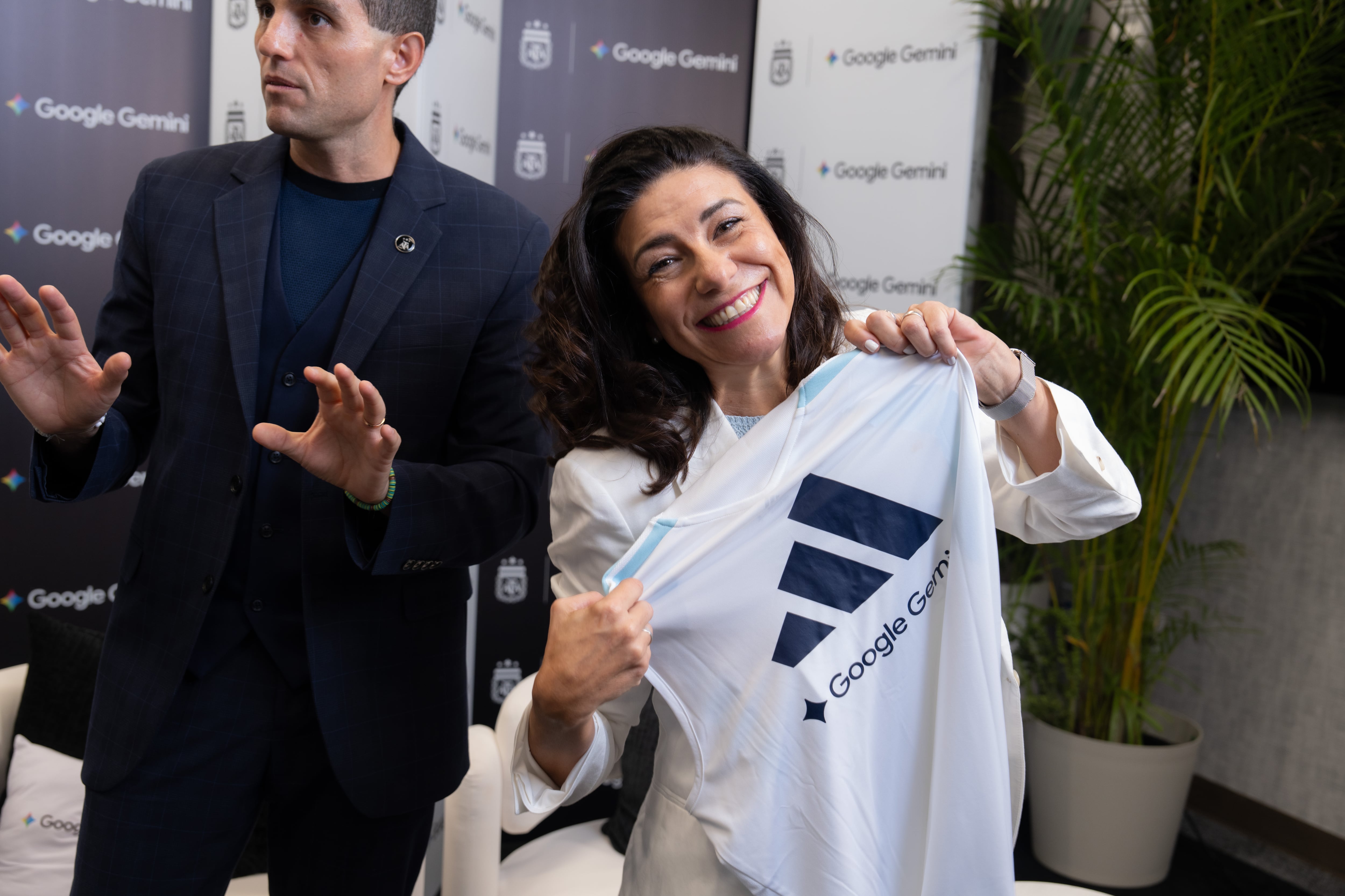 Florencia Sabatini, directora de comunicaciones de Google para Hispanoamérica, sonríe mientras sostiene una camiseta de Argentina con el logo de Google Gemini (AFA)