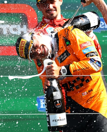 El champán en jeroboam fue durante décadas el estándar de los podios, pero vino espumoso Chandon y Ferrari Trento lo reemplazaron en ciertos campeonatos recientes (REUTERS/Lisi Niesner)