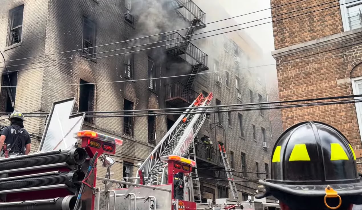La detonación afectó un bloque de departamentos en Norwood y dejó a varias familias fuera de sus viviendas mientras seguía la pesquisa sobre el origen del desastre (@Skyler Fire)