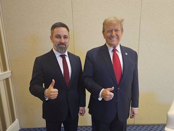 El presidente de Vox, Santiago Abascal, se reúne con Donald Trump en el marco de la CPAC. Washington, 24 de febrero de 2024. (VOX)