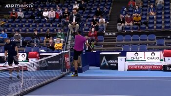 Increpó al juez, pateó la