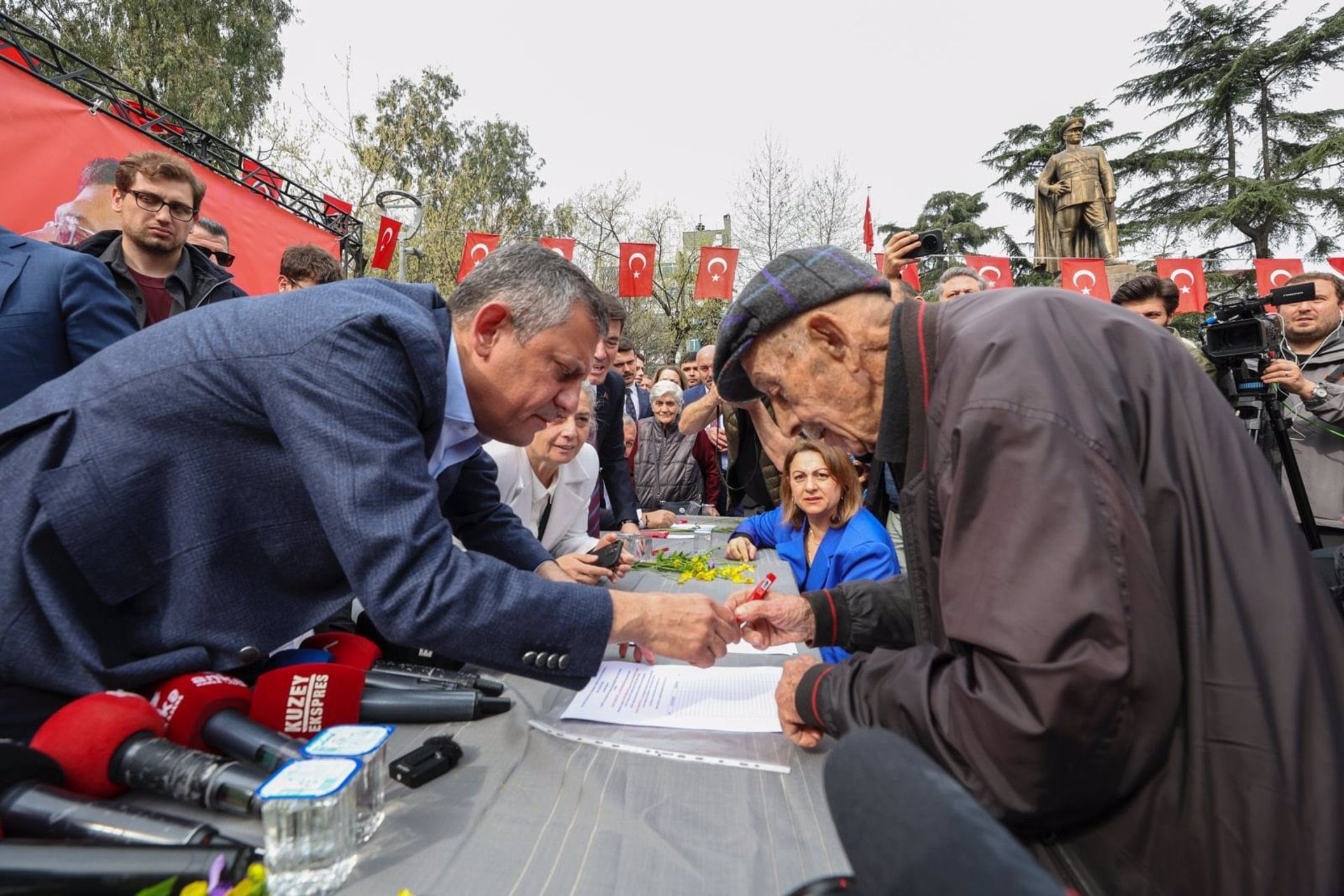 El presidente del CHP, Özgür Özel, durante la campaña de recogida de firmas por la libertad de Ekrem Imamoglu. CHP