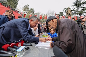 El presidente del CHP, Özgür Özel, durante la campaña de recogida de firmas por la libertad de Ekrem Imamoglu. CHP