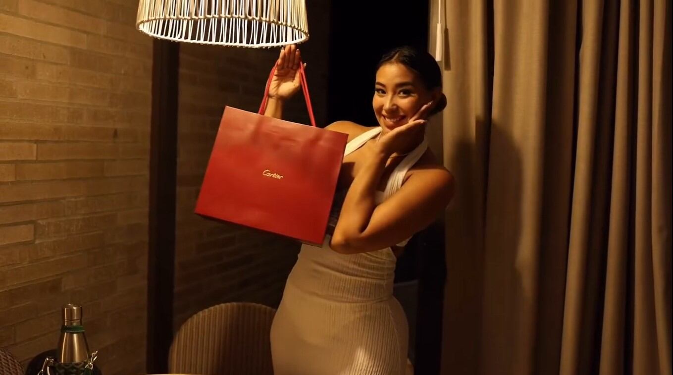 Xiomy Kanashiro posa sonriente mientras muestra el lujoso regalo de Cartier que recibió de Jefferson Farfán por su primer aniversario juntos. (@xiomykanashiro)
