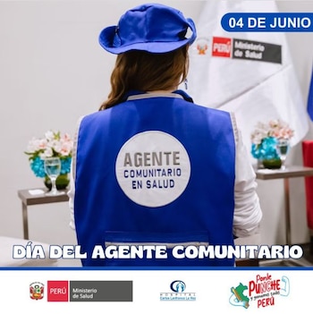Persona de espalda con chaleco azul y sombrero. El chaleco lleva la inscripción "AGENTE COMUNITARIO EN SALUD". Al fondo, una bandera del Ministerio de Salud de Perú y arreglos florales