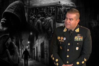 El general Óscar Arriola en uniforme junto a un fotomontaje de una persona encapuchada con un teléfono celular y pasajeros en un autobús.