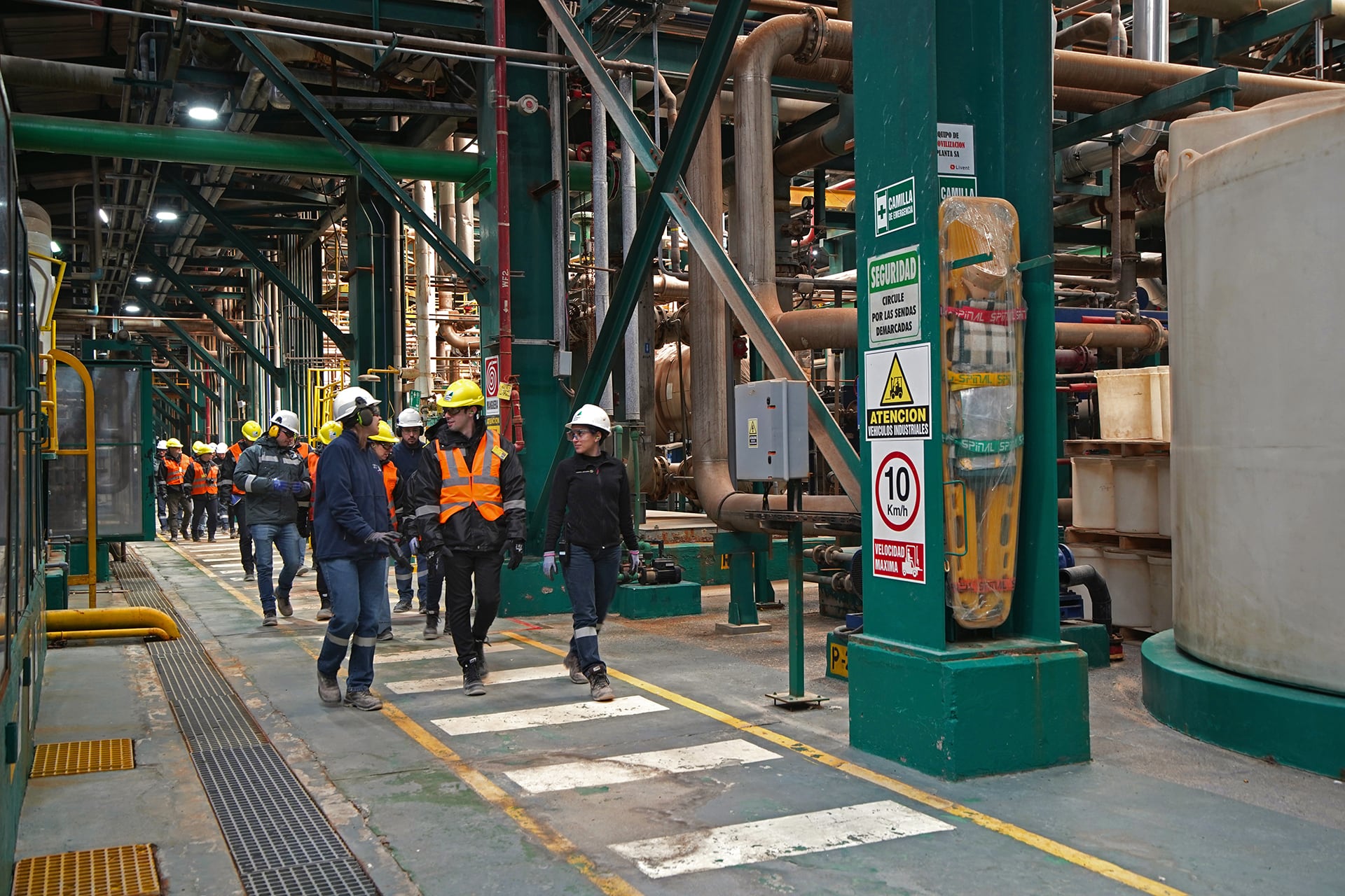 Interior de la planta de procesamiento de litio en