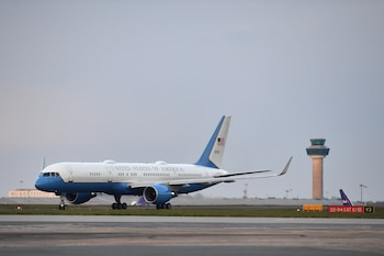 El Boeing C-32A en 2021 (Ben Stansall/Pool vía REUTERS/Archivo)