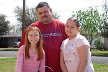 Lester junto a sus dos