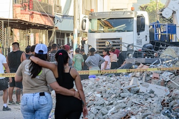 Las principales ciudades afectadas amenecieron en medio de los escombros y labores de rescate - crédito Colprensa