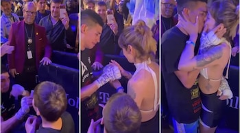 Secuencia de tres fotogramas donde un hombre toma las manos de una mujer y se besan frente a varios espectadores.