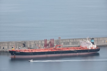 El petróleo cerró en baja por la expectativa de una reanudación parcial del oleoducto Este-Oeste de Arabia Saudita y por la propuesta de Emmanuel Macron sobre reservas estratégicas. (EFE/Luis Tejido)