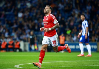 Otamendi fue titular y capitán