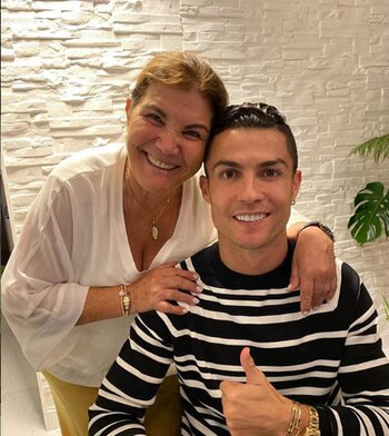 Dolores Aveiro junto a su