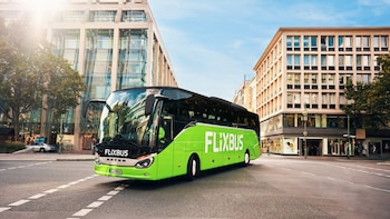 FlixBus acusa a Óscar Puente de proteger a empresas como Alsa al rechazar la competencia en el autobús