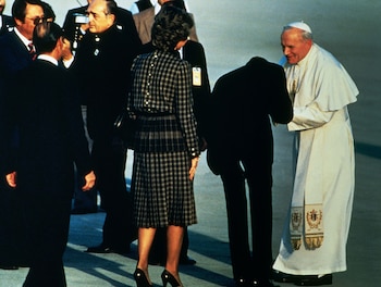 Juan Carlos and Sophia greeting Pope John Paul II. Madrid Airport. Location: AEROPUERTO DE BARAJAS, MADRID, SPAIN. (GRUPO GROSBY).