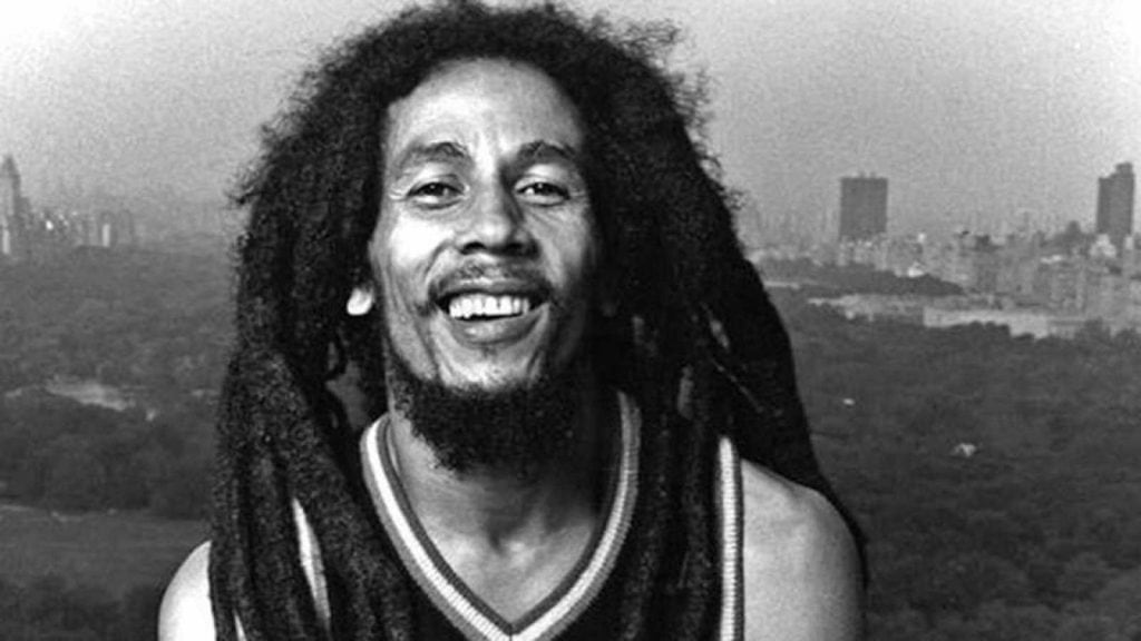 La noche en que intentaron matar a Bob Marley: un reguero de balas, un disparo en el pecho y las sospechas de un complot político