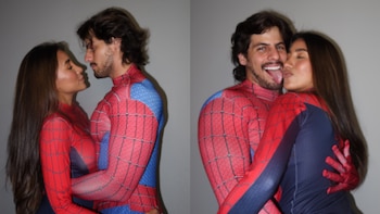 Dos imágenes de una mujer y un hombre abrazados mientras visten trajes de Spider-Man de color rojo y azul frente a una pared