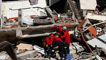 El día después del terremoto: Venezuela busca a sus desaparecidos entre los escombros y la incertidumbre