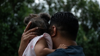 Más de 100.000 niños han sido separados de sus padres en la oleada de deportaciones de Trump, dice informe