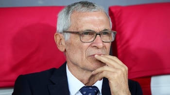 Héctor Cúper, exentrenador del Valencia, del Betis y del Mallorca, entre otros equipos, asumirá los mandos de Universitario. - Crédito: AFP