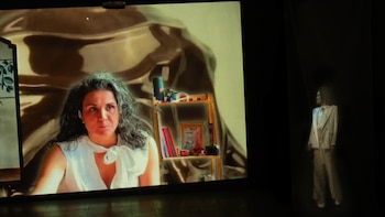Una obra experimental que combina teatro y audiovisual, conectando en simultáneo dos públicos distantes
