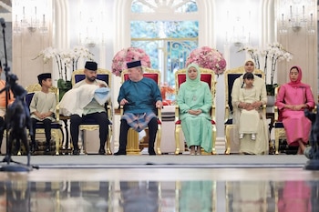 El sultán Ibrahim Iskandar, el Tunku Ismail y la princesa. (Instagram @hrhcrownprinceofjohor)